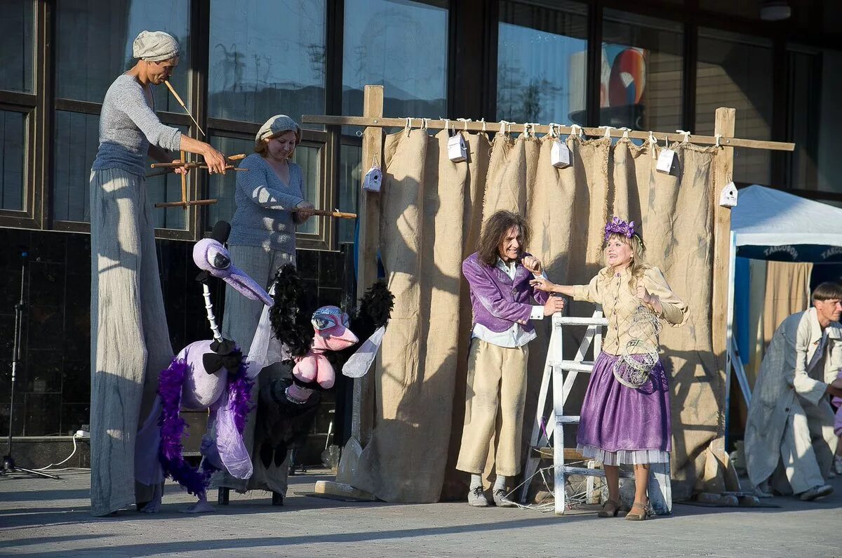 театрализованные представления на улице. театрализованные представления на улице. развлечения на масленицу на улице. театральные представления на улице. уличный театр.