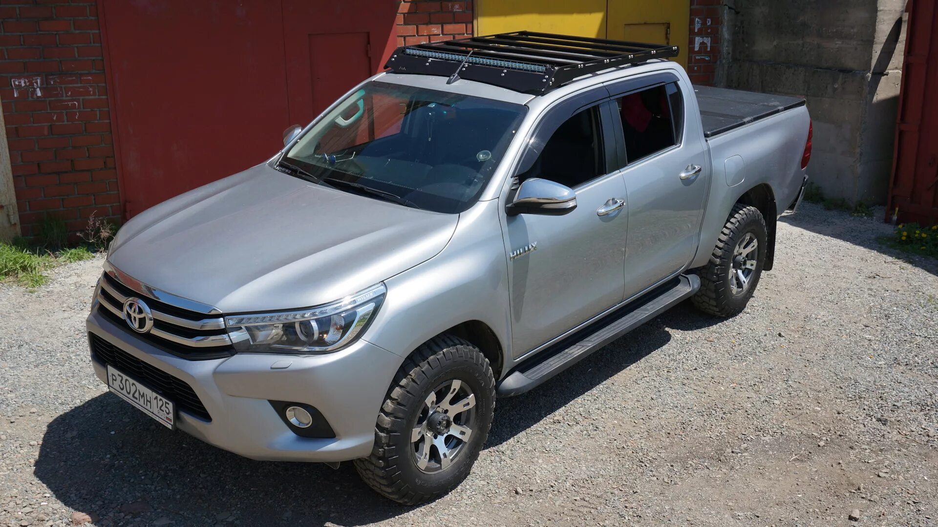 Хайлюкс с пробегом. Toyota hilux экспедиционный. тойота хайлюкс экспедиционник. хайлюкс катран. светодиодная балка toyota hilux.