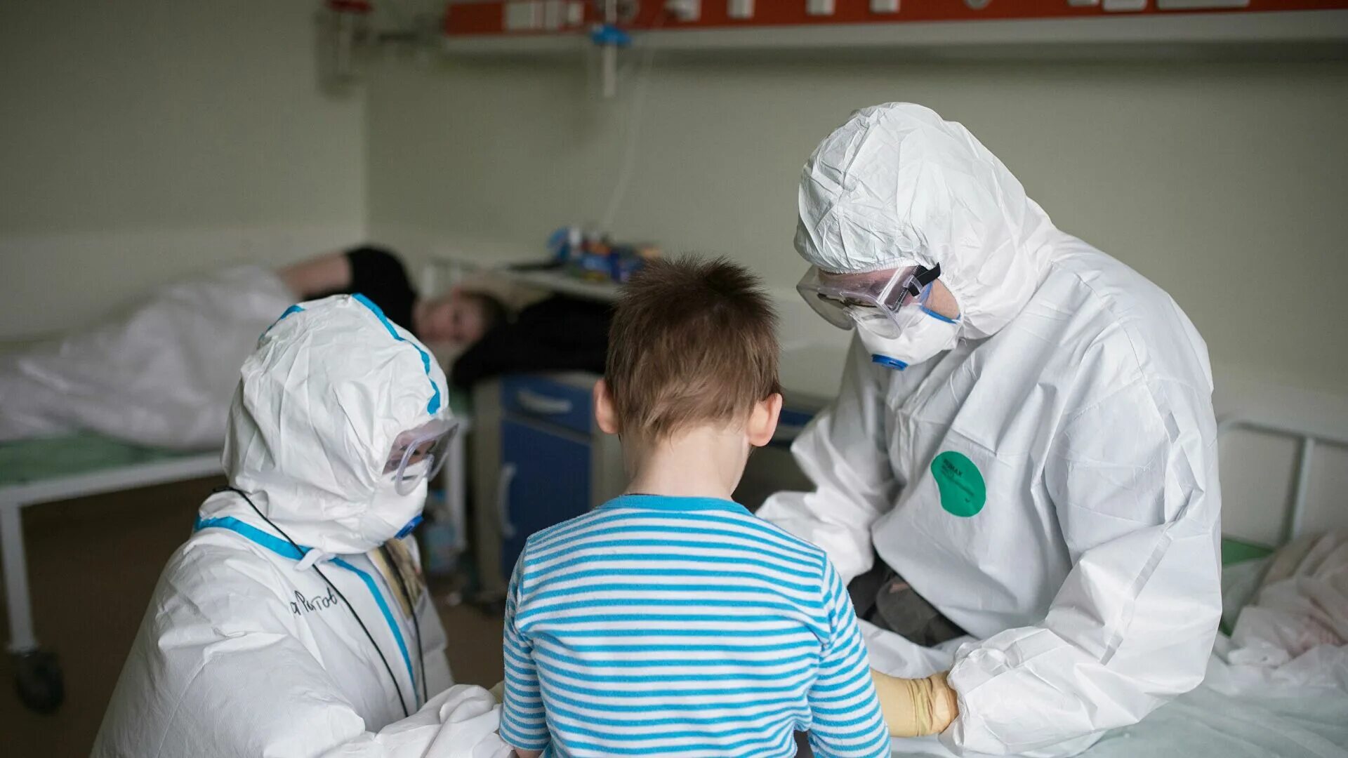 Как детей лечат в больнице. Госпитализация ребенка. дети с коронавирусом в больнице. дети болеют коронавирусом. медики.