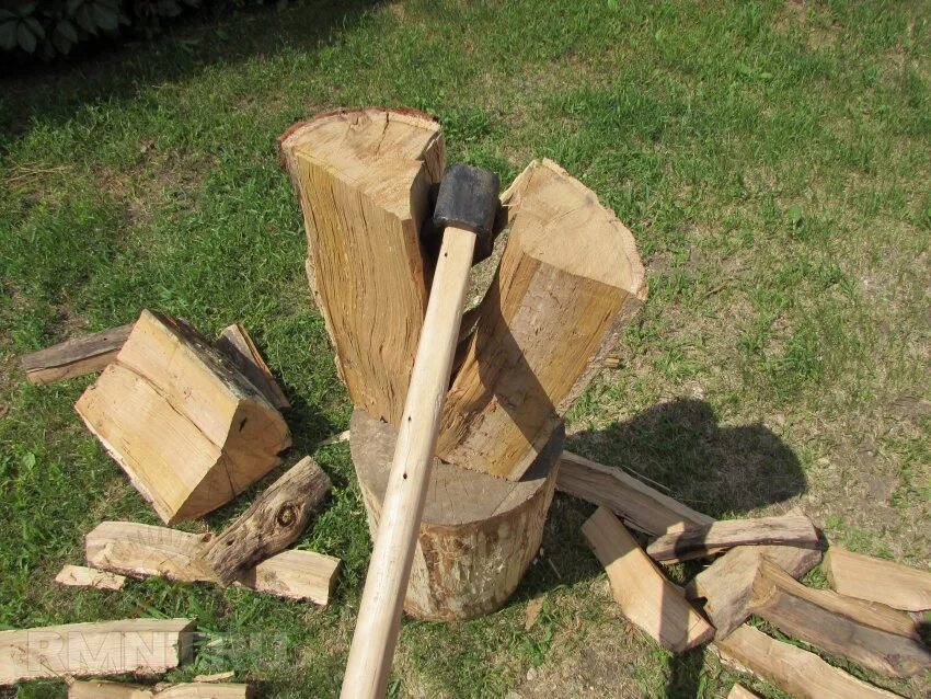 Рубка дров. Колка дров топором. Нарубленные дрова. Топор для колки дров.