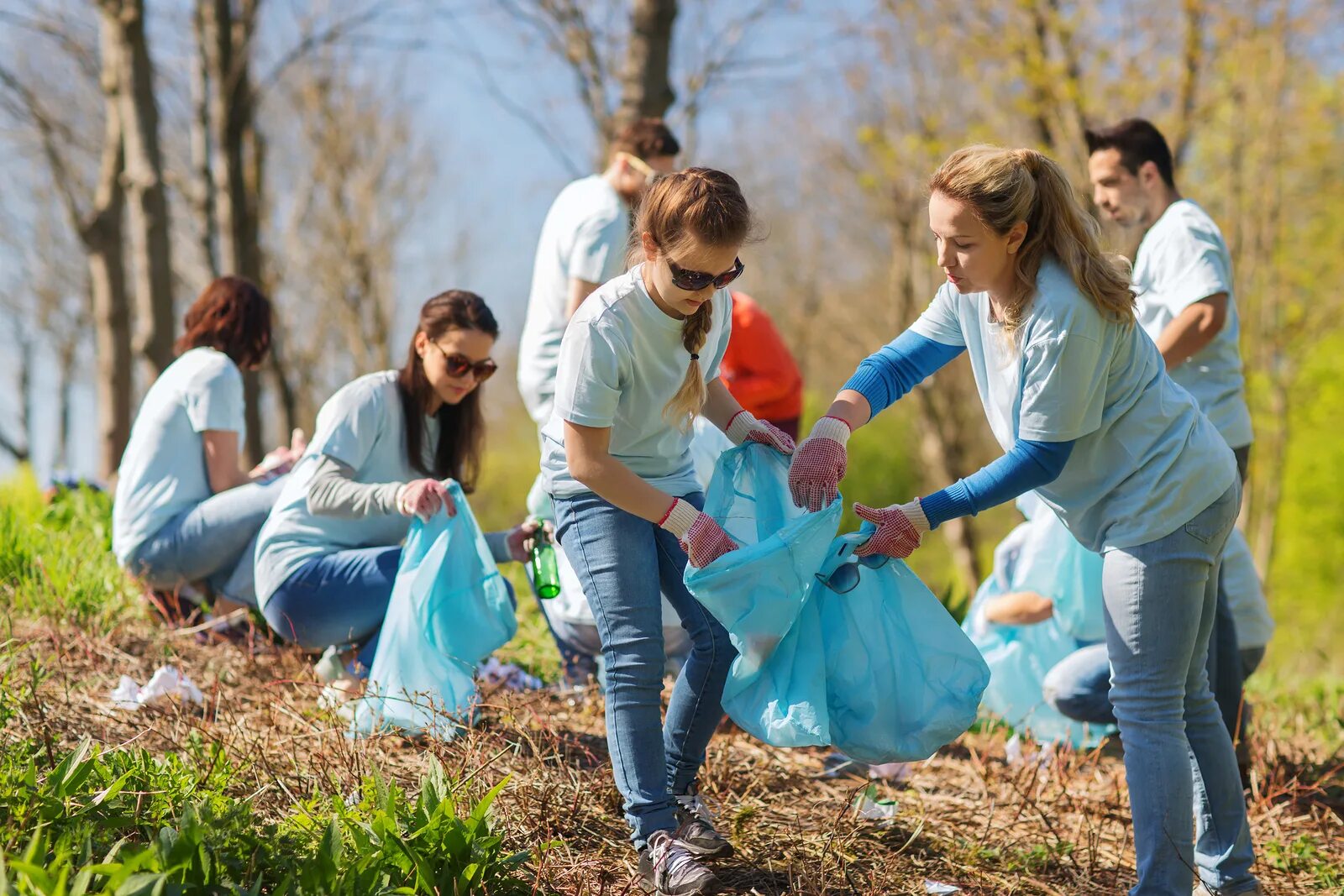 Social programmes. Детям об экологии. Волонтеры. Молодежь и экология. Человек заботится о природе.