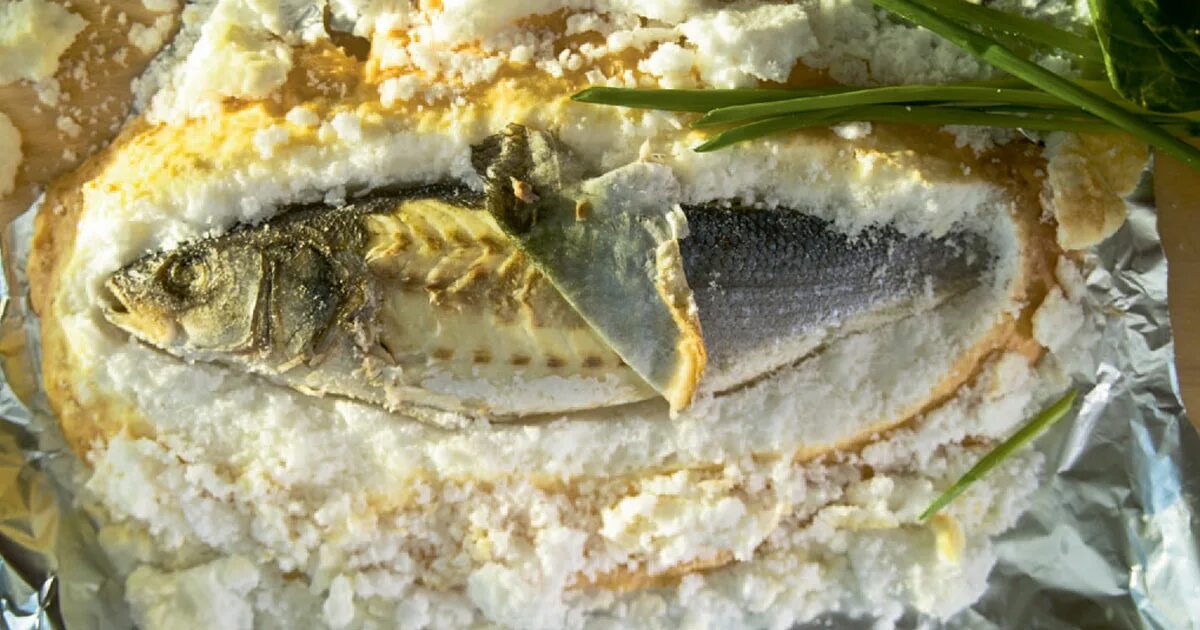 рыба сазан в духовке. рыба в панцире из соли. рыба сазан в духовке.