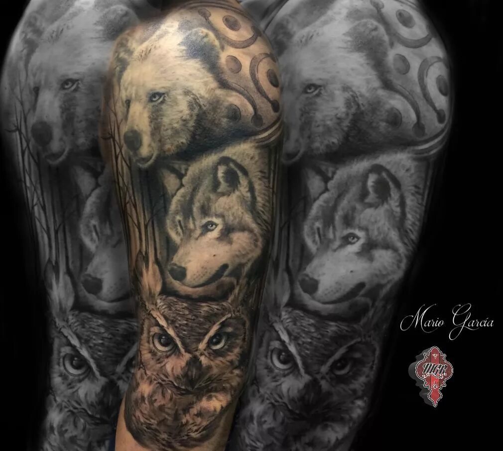 Оскал медведя и волка. Тату на спине славянская тематика. Медведь в стиле дотворк. Тату волк и медведь. Тату медведь волк.