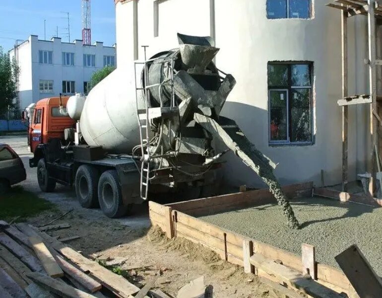 Бетон выгрузка м400 миксер насос. Куб бетона белгород. Автомиксер камаз 5 кубов. Самый большой автобетоносмеситель. Куб бетона белгород.