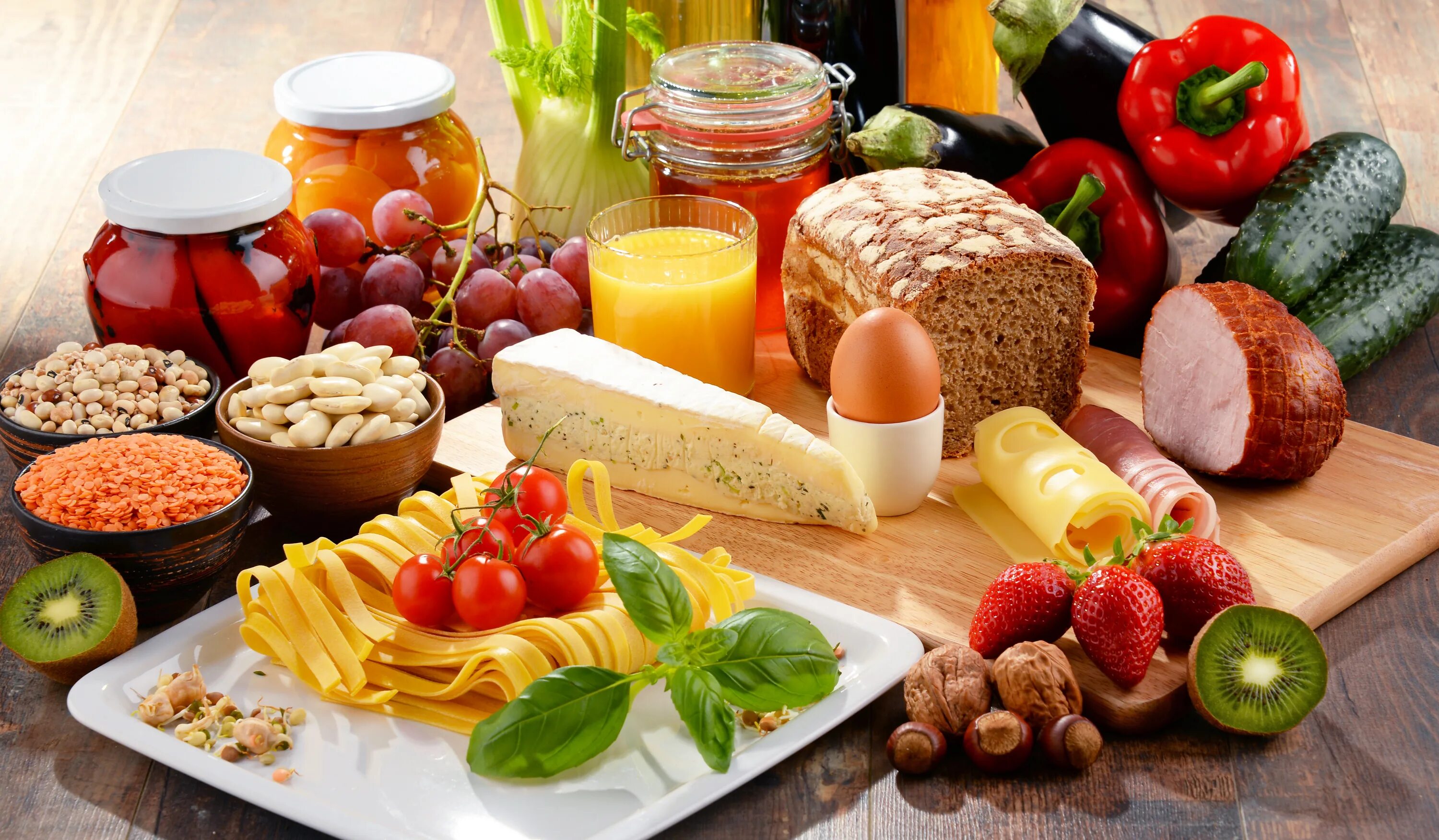 Изобилие еды. Продукты питания. Продукты на столе. Красивые продукты. Здоровое питание.