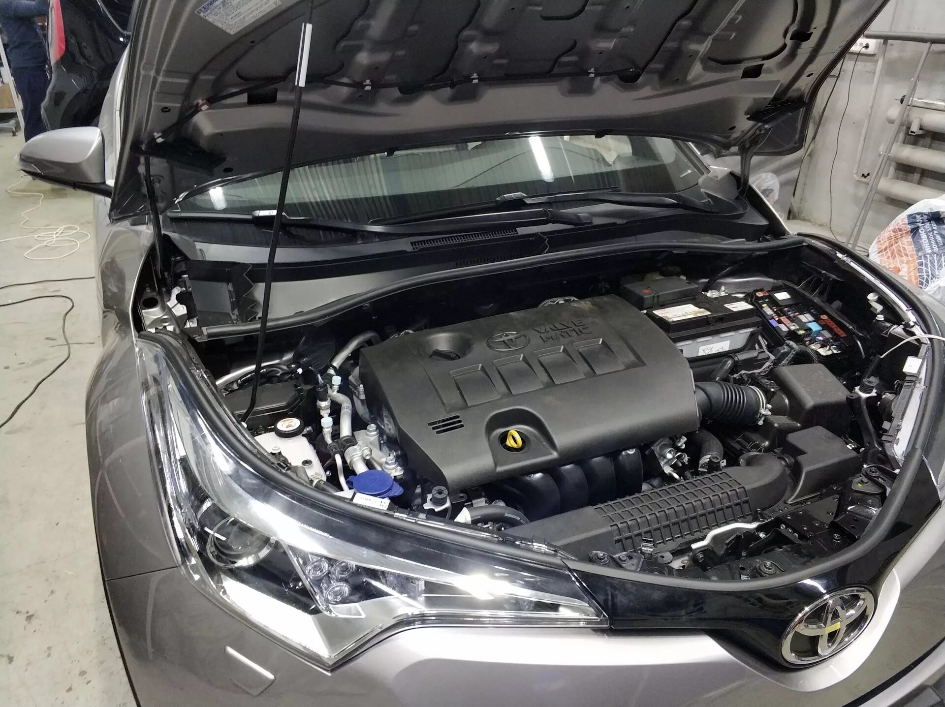 Chr аккумулятор. Тойота chr аккумулятор. toyota c-hr аккумулятор. капот toyota chr. toyota chr двигатель.