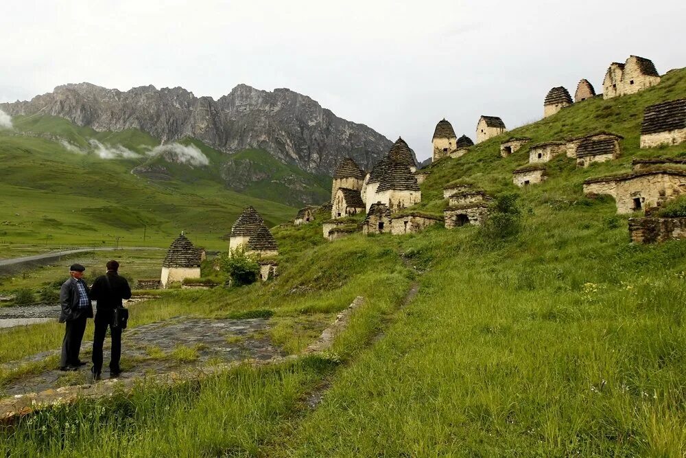Почему назвали город мертвых. Город мёртвых в Северной Осетии Даргавс. Некрополь Даргавс. Даргавс город мертвых.