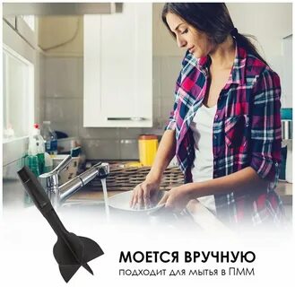 Девушка моющая посуду