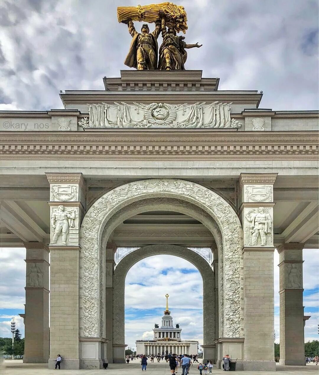 Главная арка вднх. Триумфальная арка ВДНХ. Центральная арка ВДНХ. Парк ВДНХ ворота.