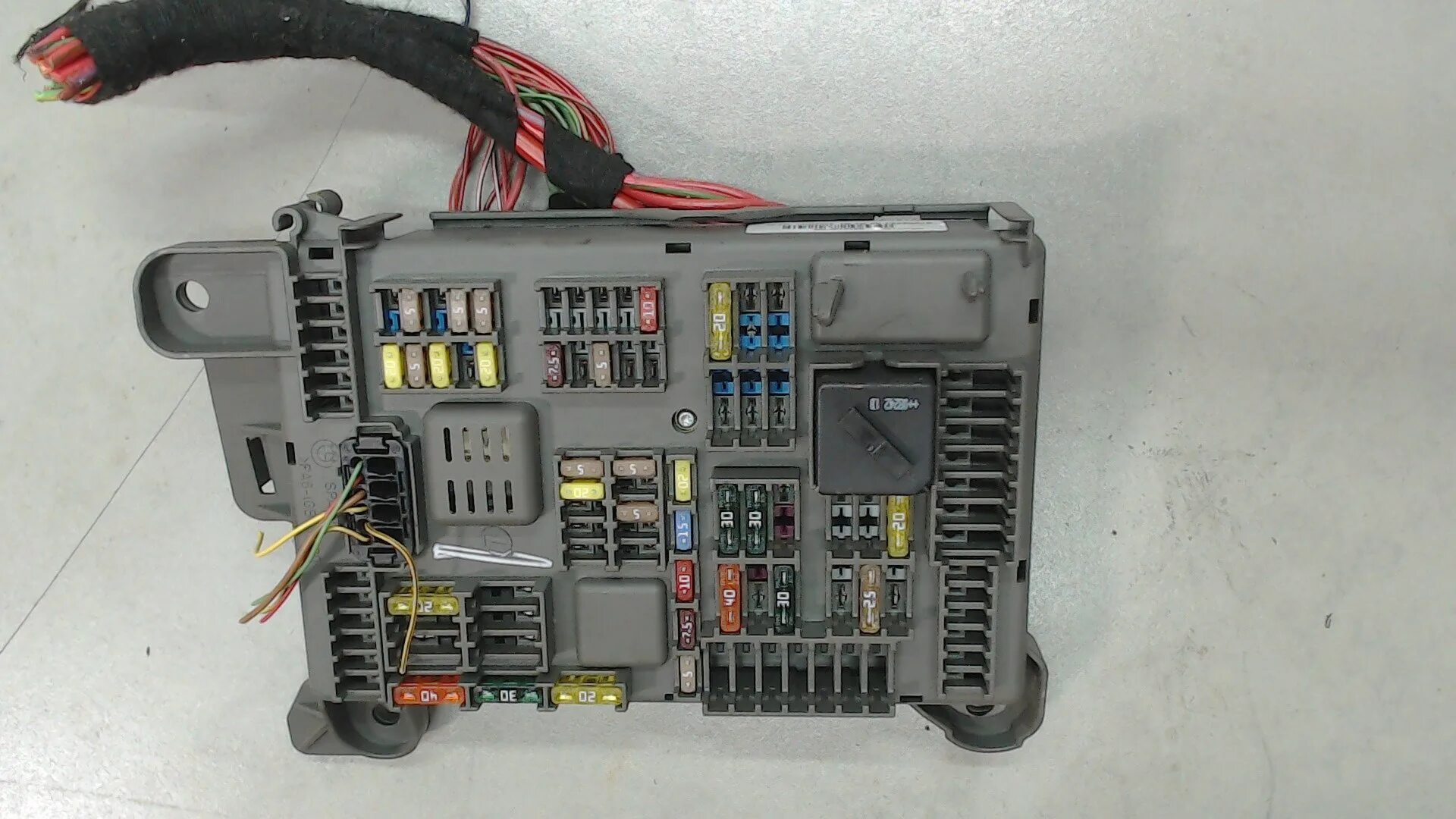 Блок предохранителей е70. Схема предохранителей бмв х5 е70. X5 e70 блок предохранителей. E70 задний блок предохранителей реле. Схема предохранителей bmw x5 e70.