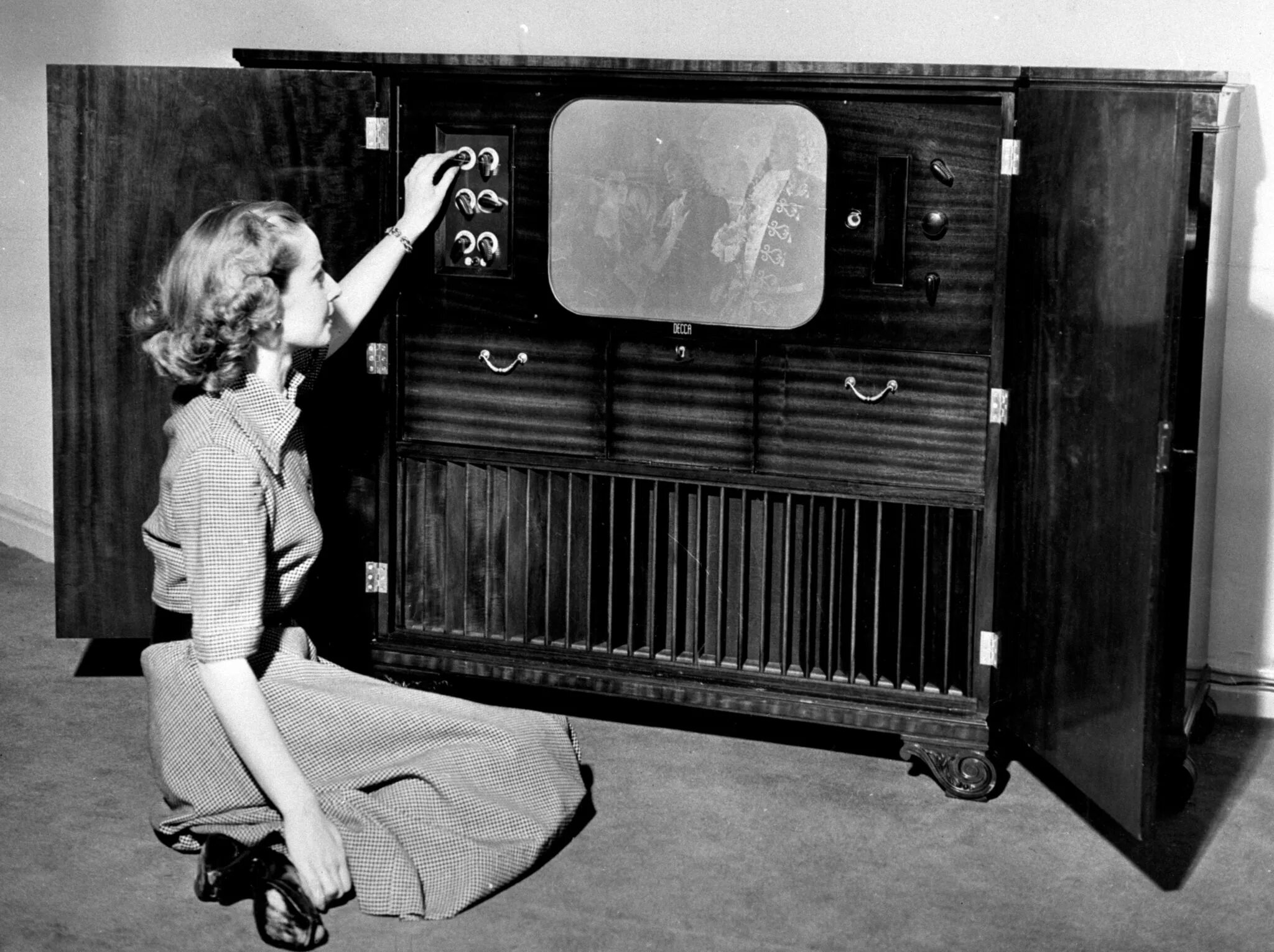 Телевизор прошлого. Ранние телевизоры. Osten телевизор. Телевизор 1920 года.