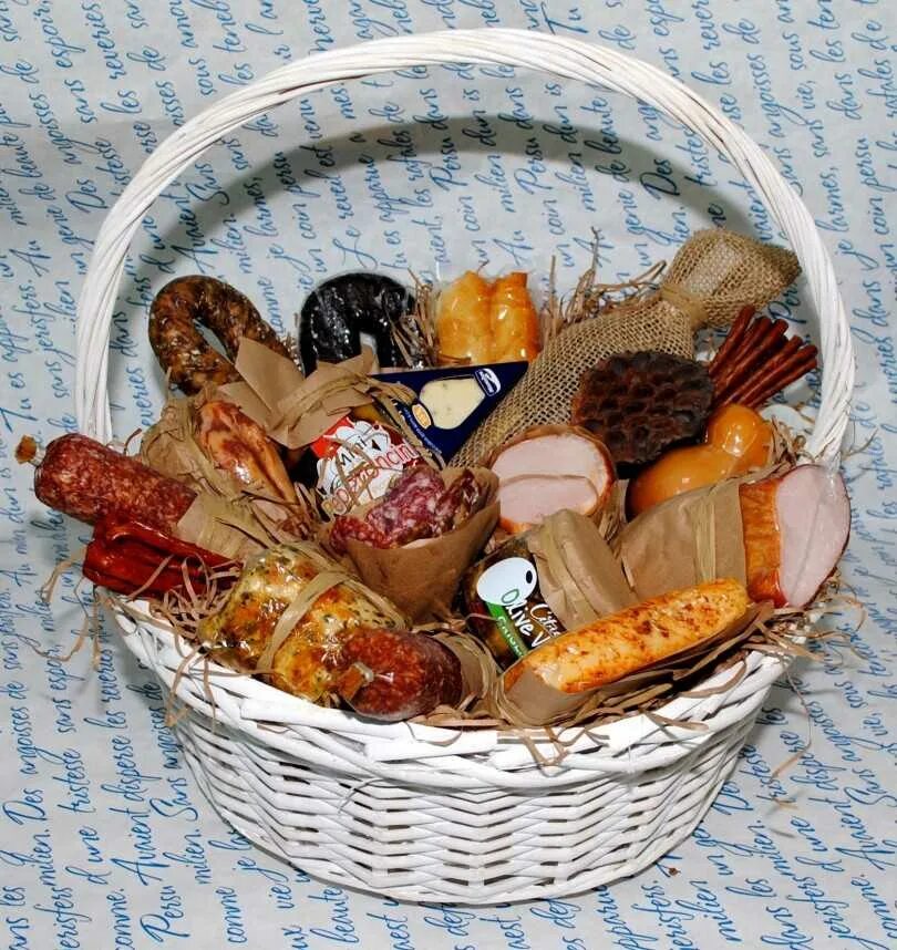 Корзина своими руками мужчине. Съедобные корзинки. подарочная корзина колбаса. корзина мужская. съедобные корзинки для мужчин.
