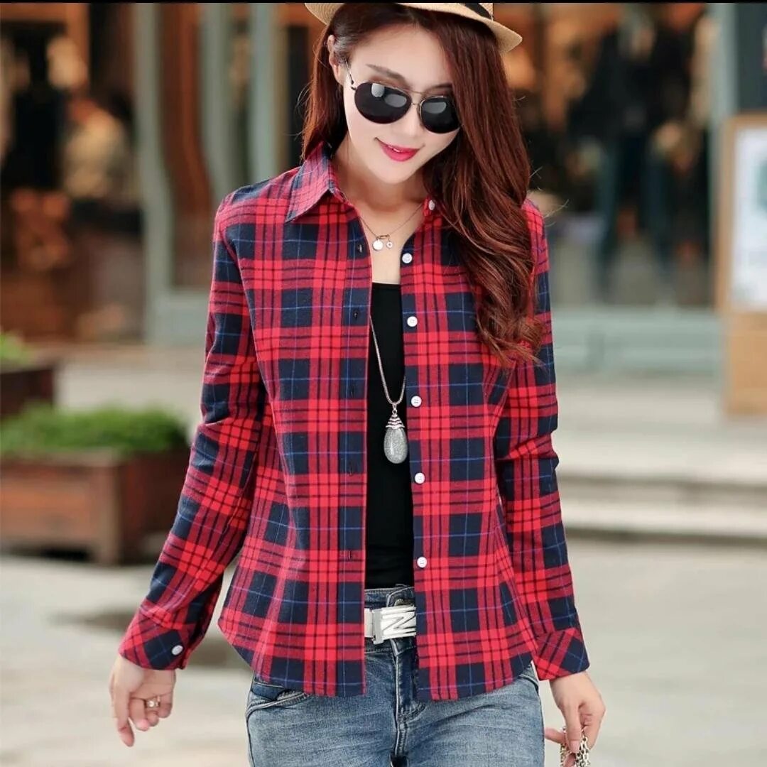 Лук с клетчатой рубашкой. Зеленая клетчатая рубашка женская. Девушка в красной рубашке. Образ с рубашкой в клетку. С чем носить клетчатую рубашку.