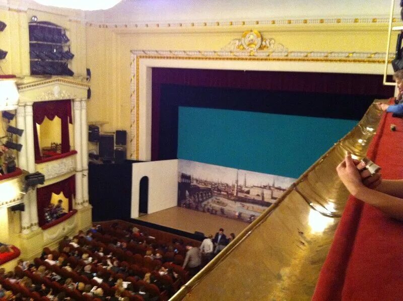 Театр пушкина места. Театр им Пушкина сцена. Театр имени Пушкина бельэтаж. Театр имени Пушкина зал бельэтаж. Театр Пушкина ложа бенуара