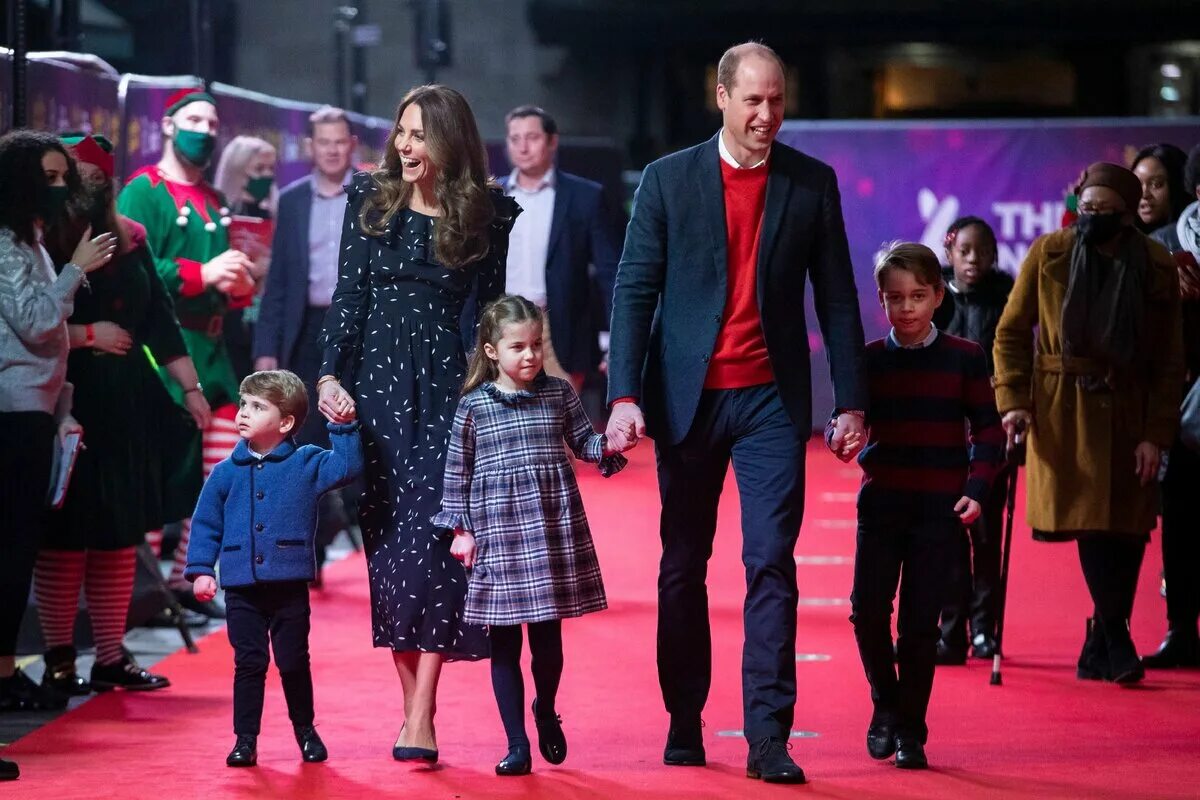 Кейт миддлтон дети возраст. Дети Кейт Миддлтон и принца Уильяма. Принц Уильям и Кейт Миддлтон. Кейт Миддлтон с детьми.