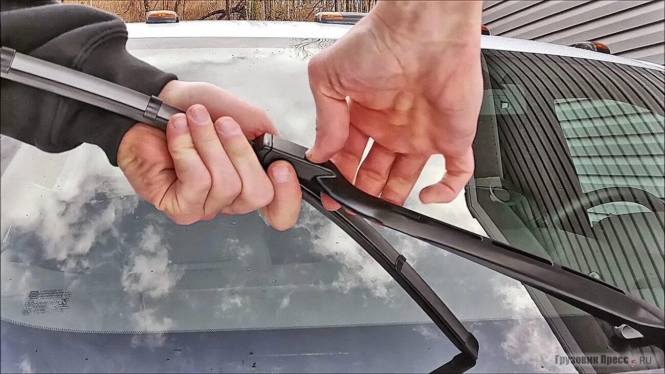 Как снимаются стеклоочистители. Wiper blade дворники. стеклоочистители и стеклоомыватели автомобиля. дворник 6v5849 windscreen wiper. goodyear щетки стеклоочистителя wiper blade.