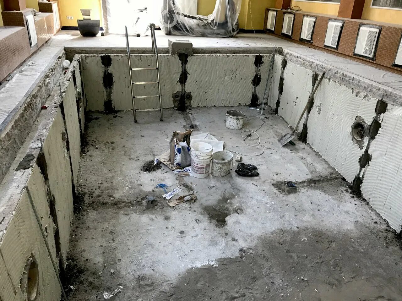 Треснувший бассейн. Трещина в композитном бассейне. течет бассейн трещина. чем ремонтировать чашу бассейн трещину.