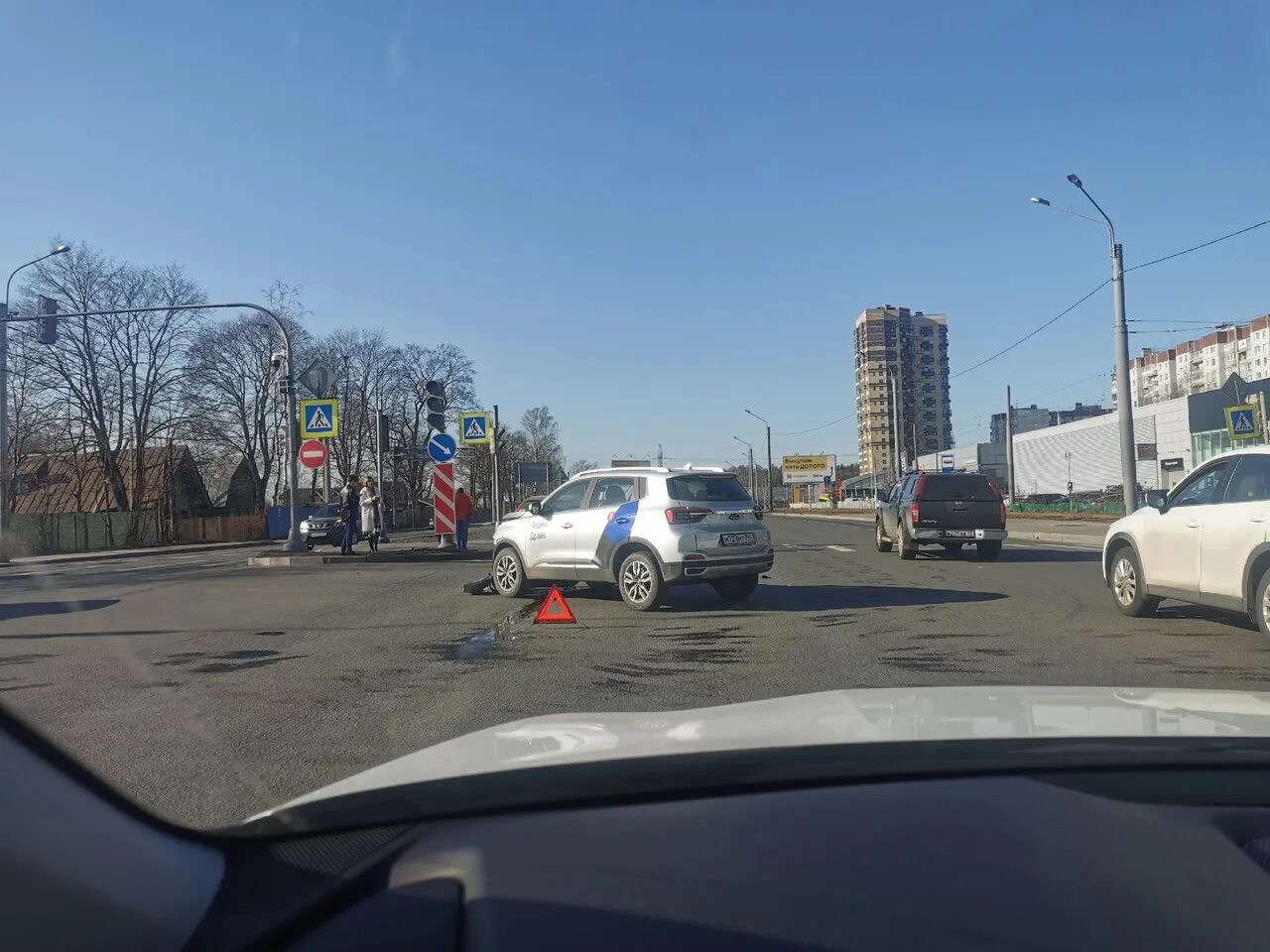 ДТП на перекрестке Петергофского шоссе и улицы доблести. Перекресток со светофором. Авария на Выборгском шоссе.