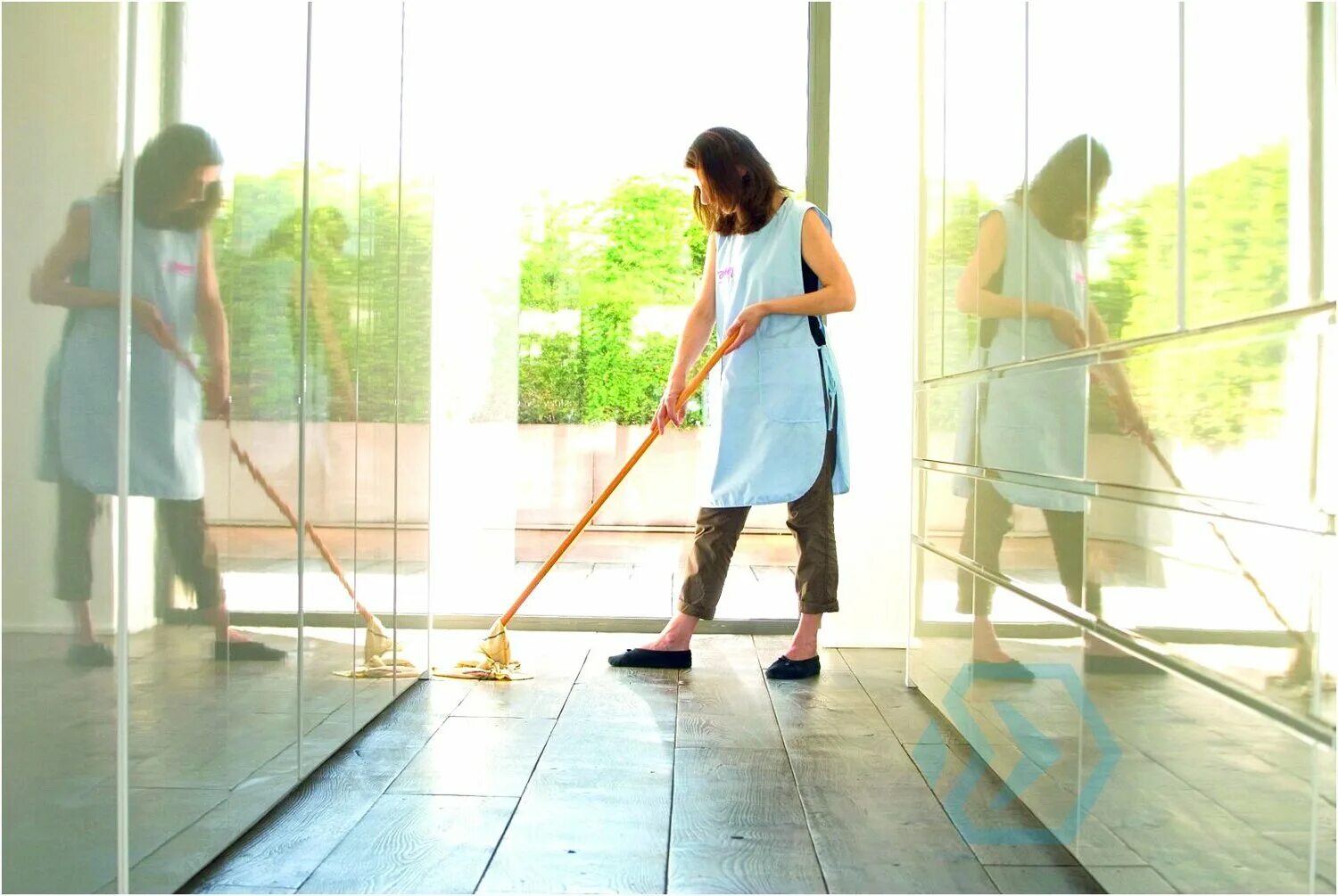 Visitors clean their. Уборка. Уборка в комнате. Уборка квартир. Уборщица.