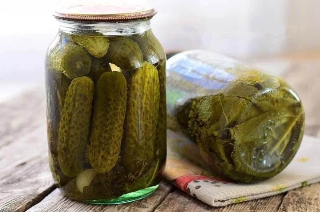 Огурцы соленые бабушкины. Огурцы квашенные в банках. Маринованные огурцы с лимоном на зиму. Соленые огурцы на зиму в банках консервированные. Огурцы в литровых банках.