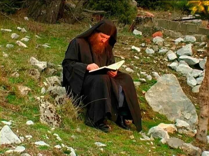 Примеры людей отшельников. Монах Паисий Афон скит. Монах Андроник Святая гора Афон. Монахи горы Афон.