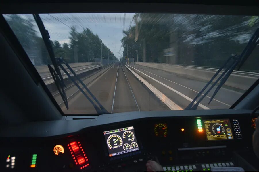 ЖД вид из кабины. Хийтола вид из кабины поезда. Спидометры скоростных поездов. Вид из кабины сигналом запрещающим.