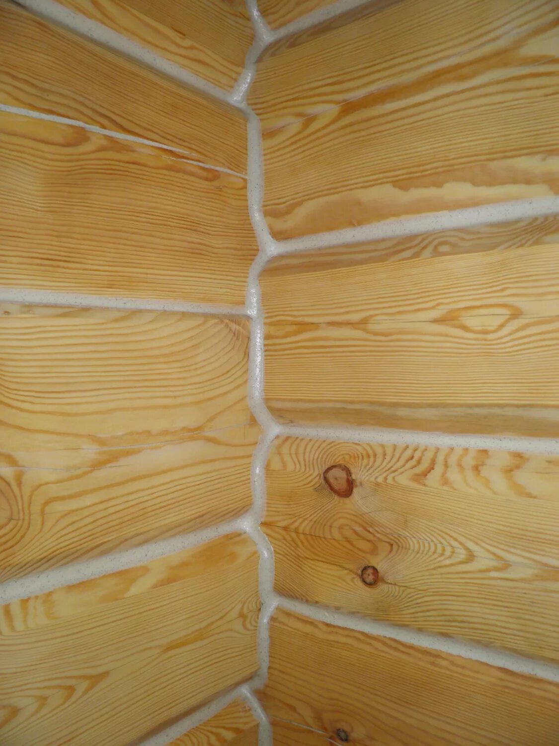 Шовный герметик для дерева реммерс. Отделка швов в деревянном доме. Герметик для бруса внутри дома. Герметик для бруса внутри дома. Межвенцовый герметик для дерева.