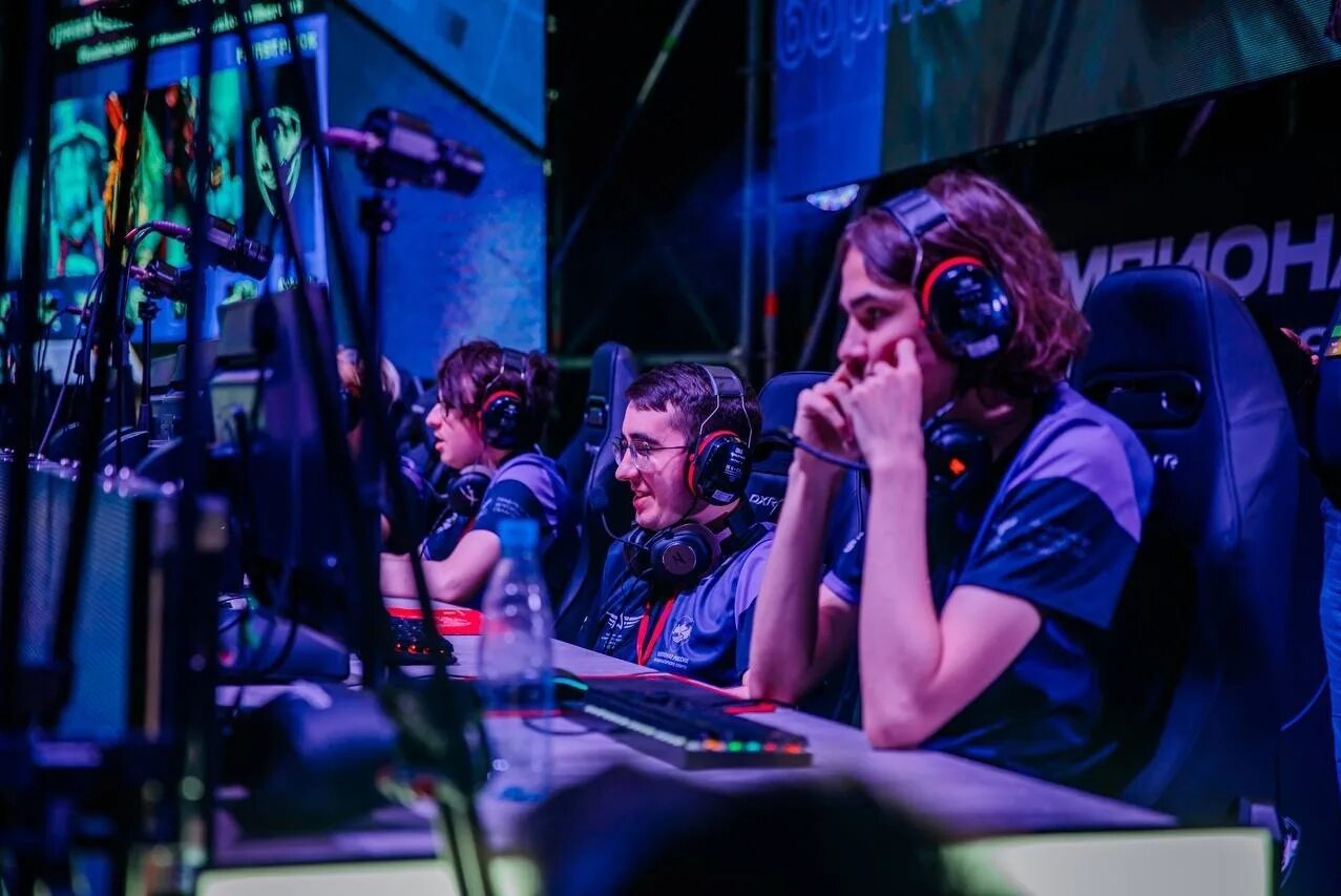 Кибер 7. Джонни сильверхенд cyberpunk 2077 в игре. Мерфи киберпанк 2077. Турнир по компьютерным играм. Asus киберспорт.