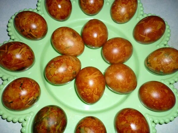 Можно ли красить коричневые яйца. Мраморные пасхальные яйца. Мраморные яйца на Пасху. Коричневые яйца окрашенные. Коричневые яйца на Пасху.