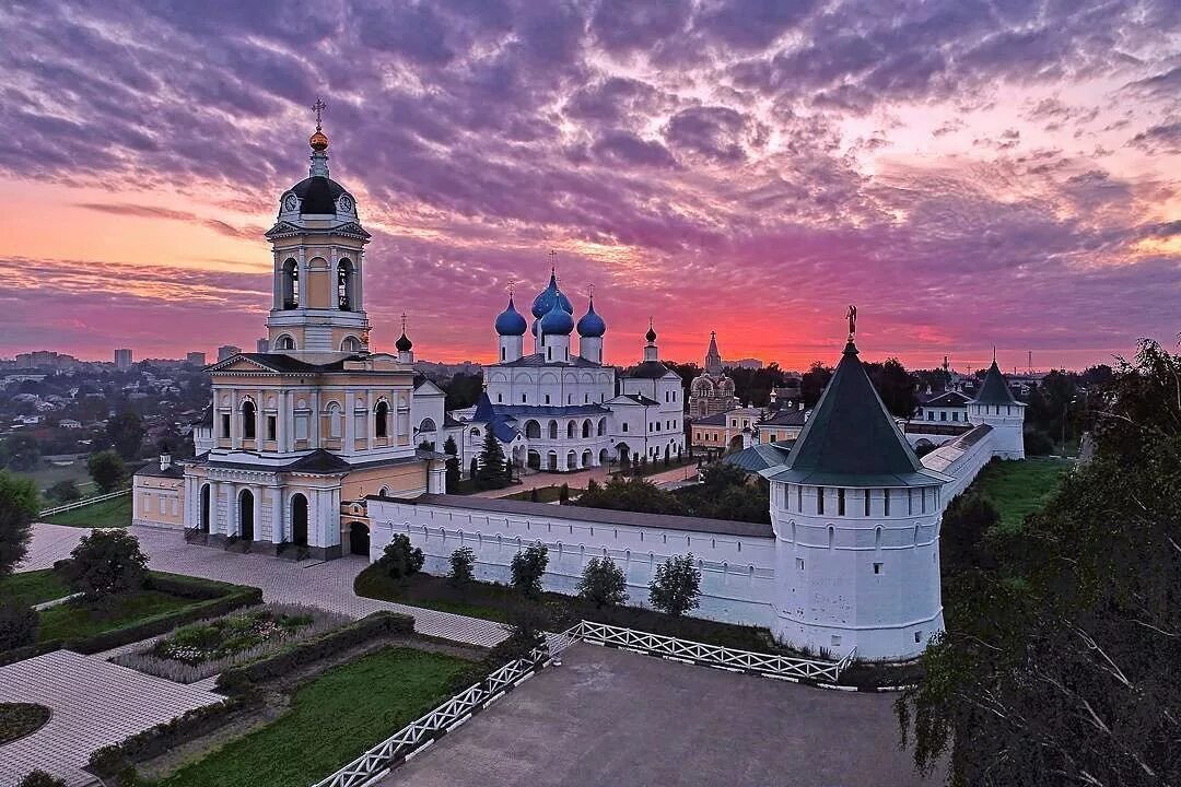 Высоцкий монастырь Серпухов. Богородицкий Высоцкий мужской монастырь Серпухов. Серпухов Высоцкий монастырь окрестности. Высоцкий монастырь достопримечательности Серпухова. Красивые места в городах россии