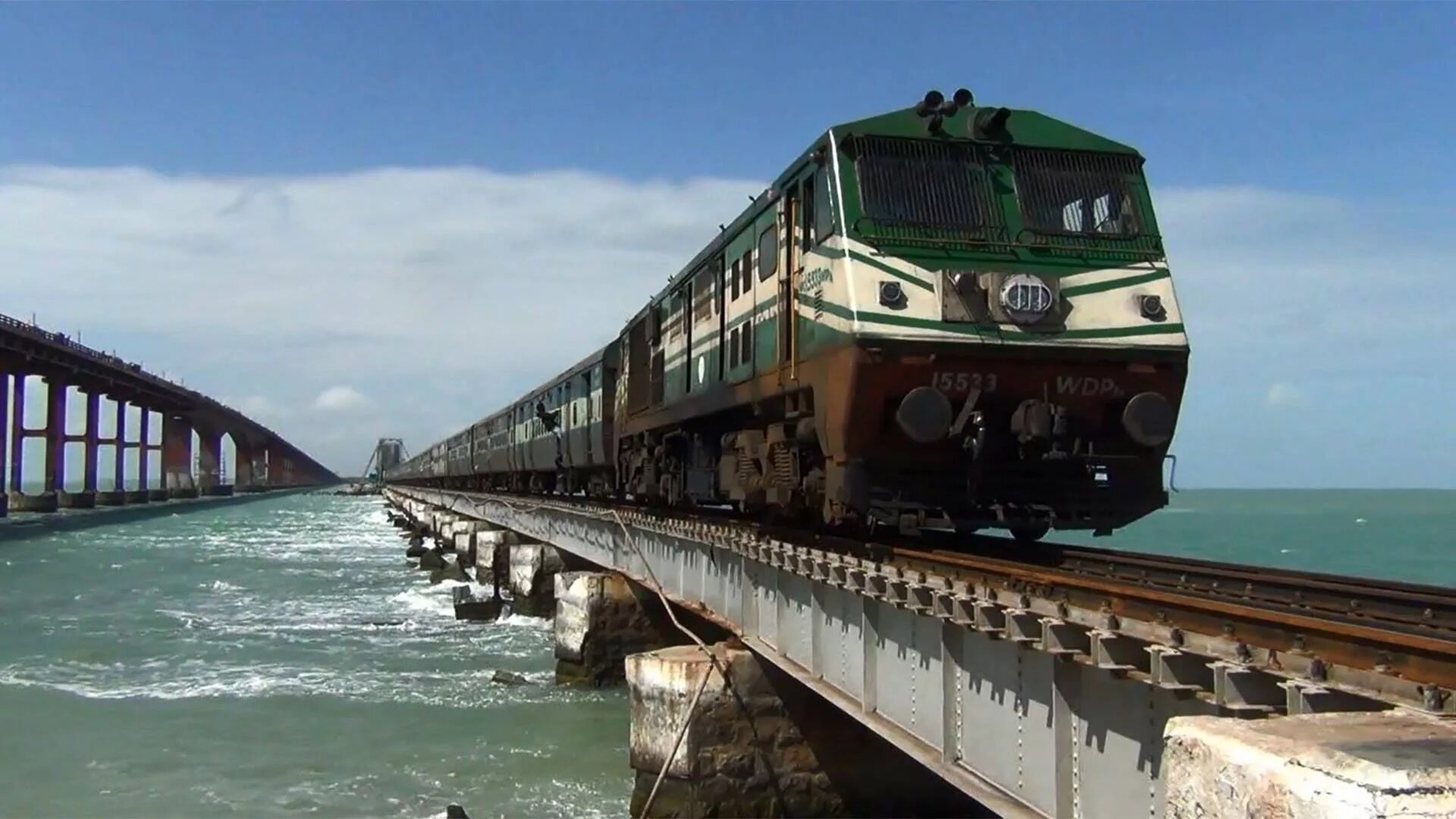 Мост Памбан Индия. Поезд на воде. Поезд на мосту. Едем на поезде.