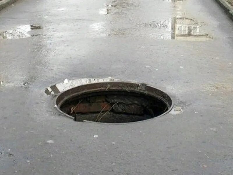 Канализационный люк внутри. Люк теплотрассы. Люк теплотрассы. Крышка люка тепловой камеры. Люк теплокамеры.