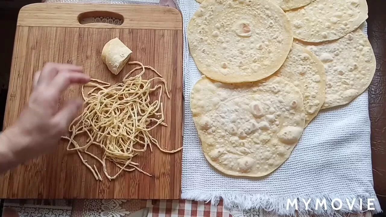 Домашняя лапша своими руками рецепт. Лапша домашняя. Тесто для домашней лапши. Тесто для лапши по домашнему на яйцах. Тесто для домашней лапши на яйцах для лапшерезки.