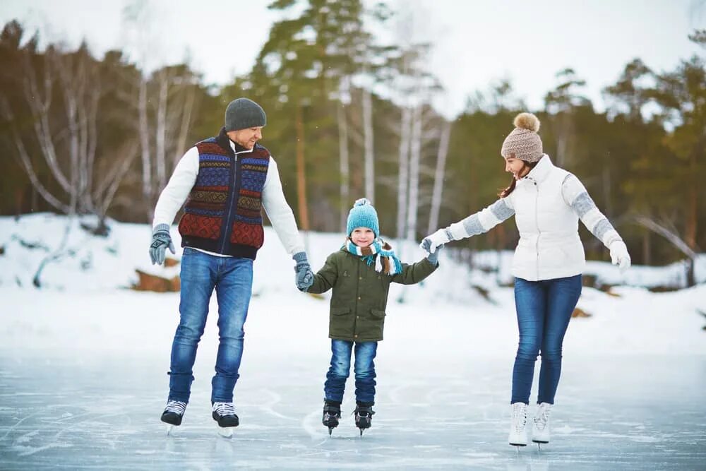 Прогулка зимой. Зимние прогулки с детьми. Семья на прогулке. Семья на зимнем катке.