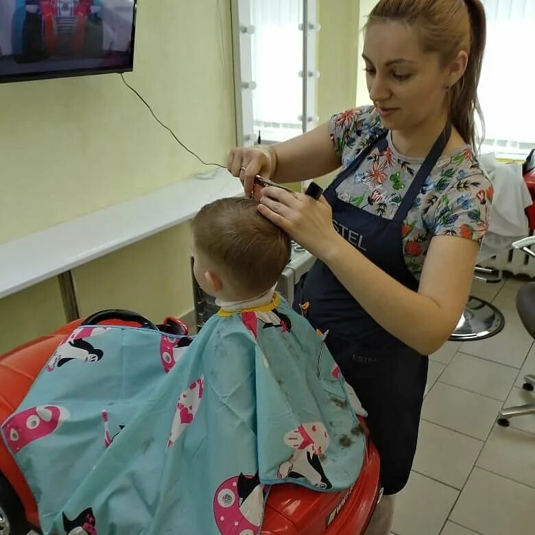 Макси детская парикмахерская. Детский парикмахер тула ирина. Смайлик парикмахерская тула. Детская парикмахерская баннер. Делская парикмахерская ту.