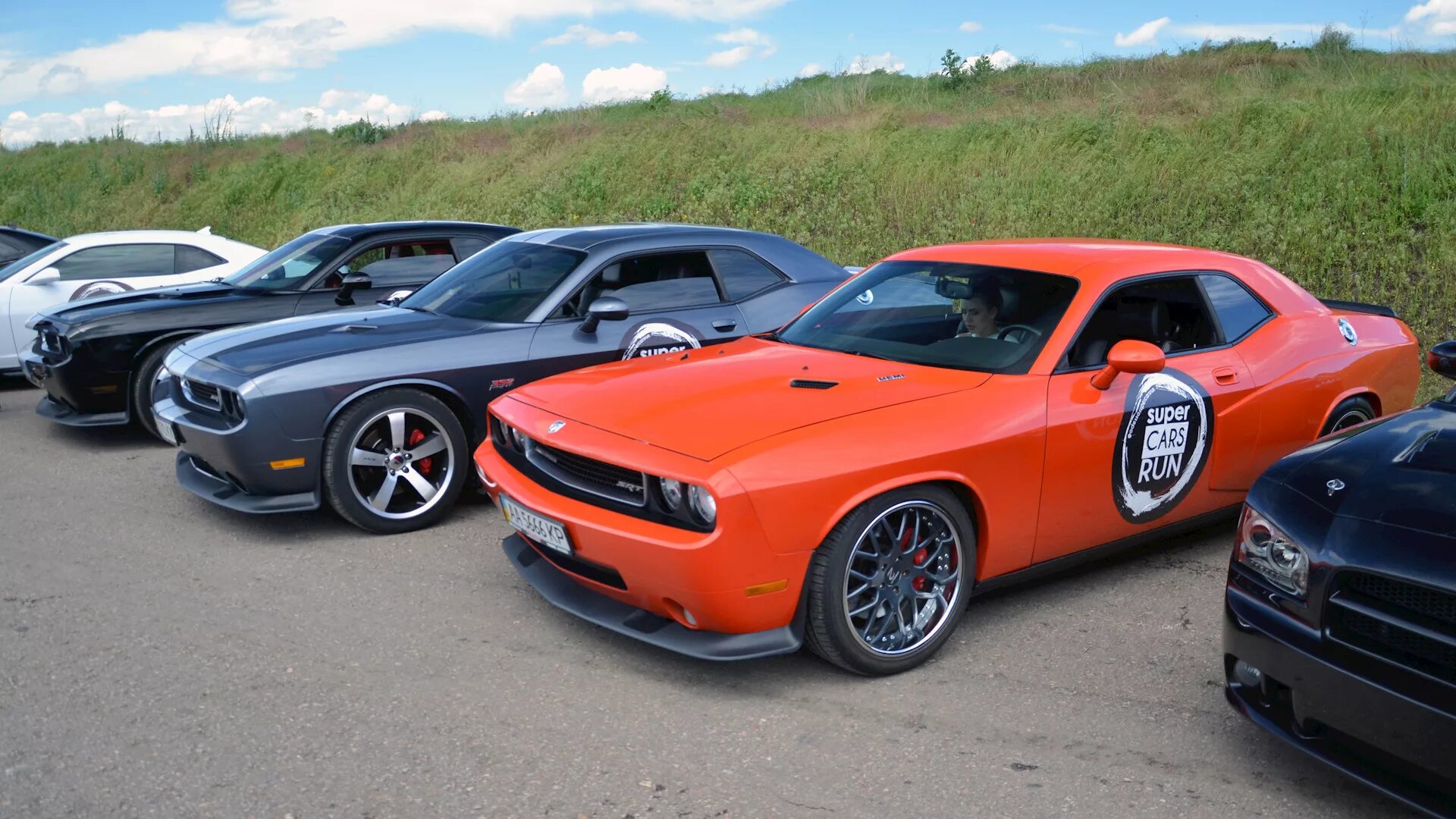 Диски челленджер. Dodge challenger 1999. dodge challenger srt8. додж челленджер мустанг камаро. dodge challenger 3.6 комплектации.