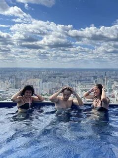 Бассейн на крыше высоцкого