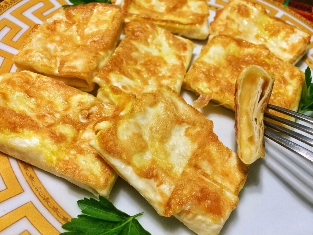 Лаваш с колбасой и яйцом. Лаваш колбаса сыр. Лаваш жареный с сыром. Рулет из лаваша с колбасой и сыром на сковороде. Рецепт лаваш колбаса сыр на сковороде.