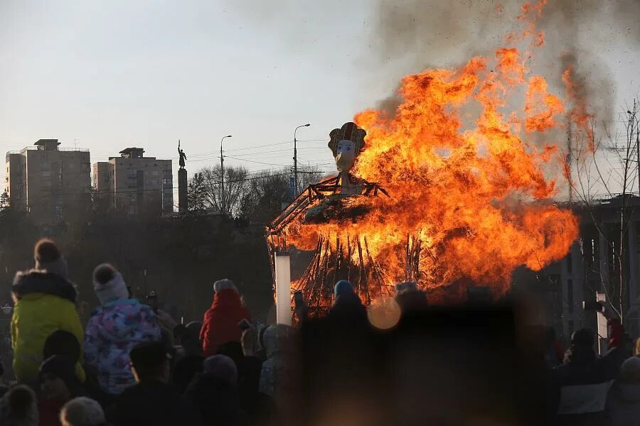 Сожжение Масленицы в Ярославле 2023. Сдигание чучило Волгоград. Сожжеен е в Волгограде. Масленица чучело в Волгограде. Сжигание чучела волгоград