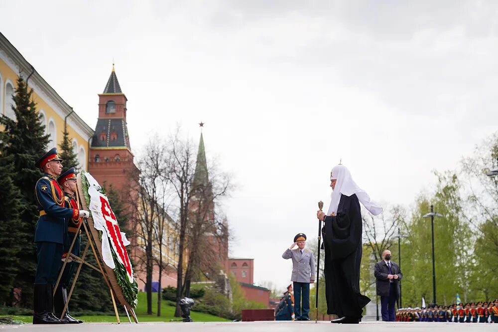 Победа святая победа. Кремль 9 мая. Могила неизвестного солдата Москва. Кремль Москва 9 мая. Возложение цветов к могиле неизвестного солдата 9 мая 2022.