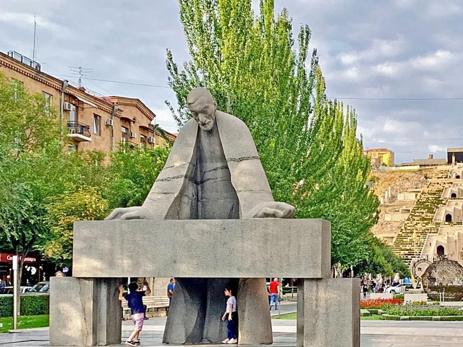 Услуги ереван. Памятник Александру Таманяну в Ереване. Архитектор Еревана Таманян. Каскад Ереван памятник Таманяну.