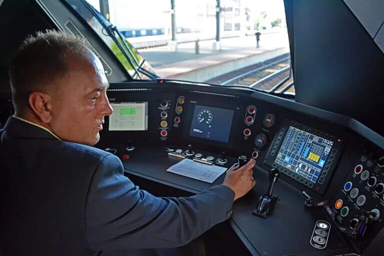 Train operator. Control поезд. train driver 2006. pesa elf внутри. train driver картинка.