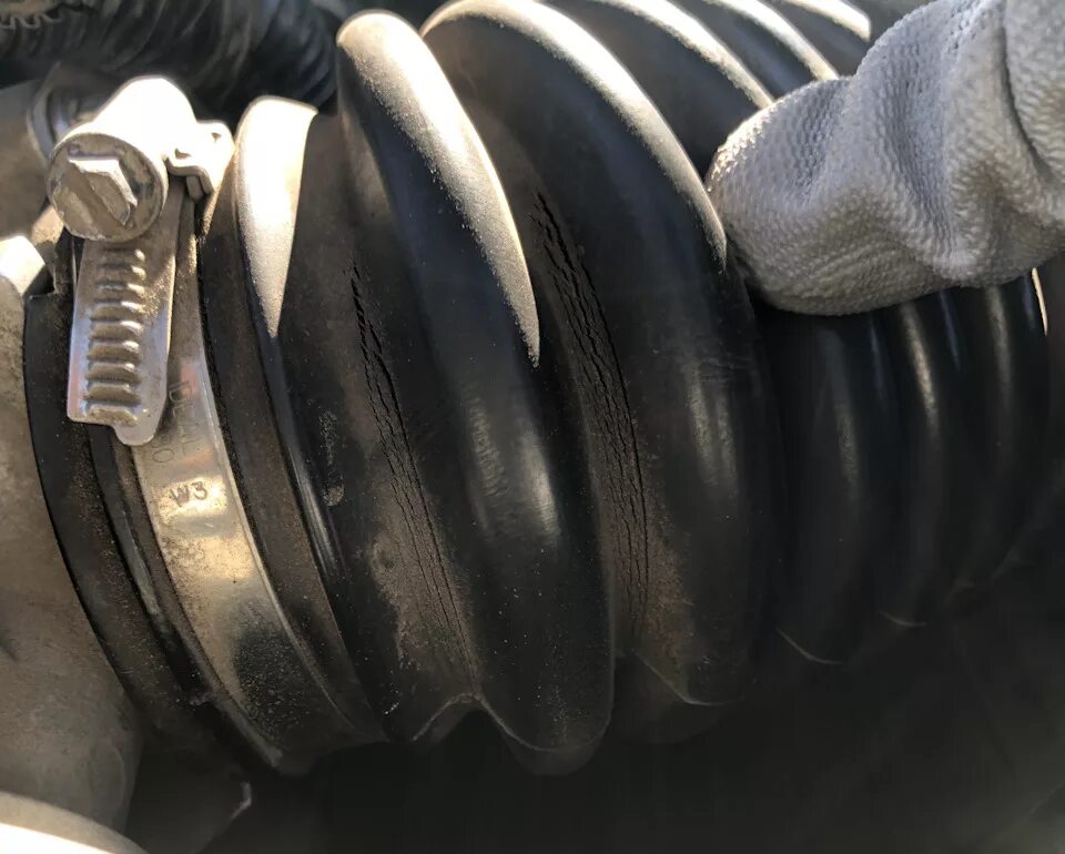 Патрубок дроссельной заслонки лачетти. Замена патрубка воздушного фильтра. Впускной патрубок калина 2 1. Замена патрубка воздушного фильтра. 2.