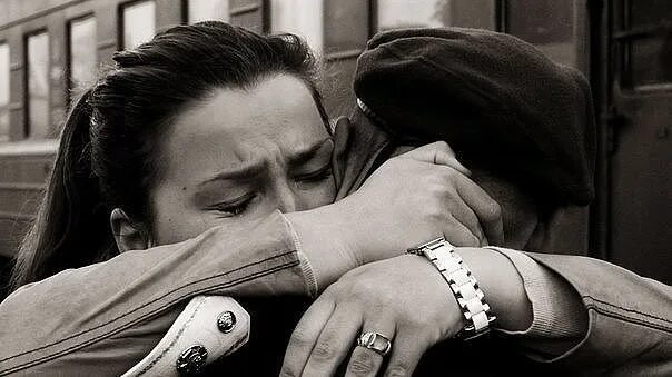 это грусть. открытки о разлуке. женщина в трауре. прощание слезы. грустный человек.