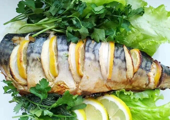 скумбрия фаршированная овощами. скумбрия в духовке в фольге с лимоном. скумбрия запеченная в духовке. скумбрия с лимоном в духовке рецепты. скумбрия с лимоном в духовке рецепты.