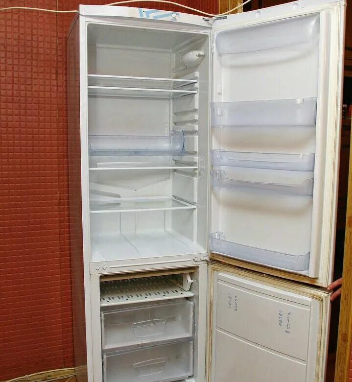 Индезит b18025 холодильник. Холодильник Индезит b15025. Индезит b
