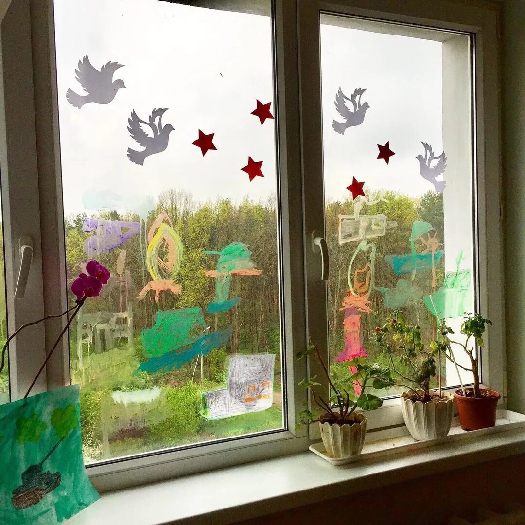 украсить окна к весне. весеннее украшение окон в детском саду. весеннее украшение окон в детском саду. весеннее украшение на окна в саду. украшение окон весной в детском саду.
