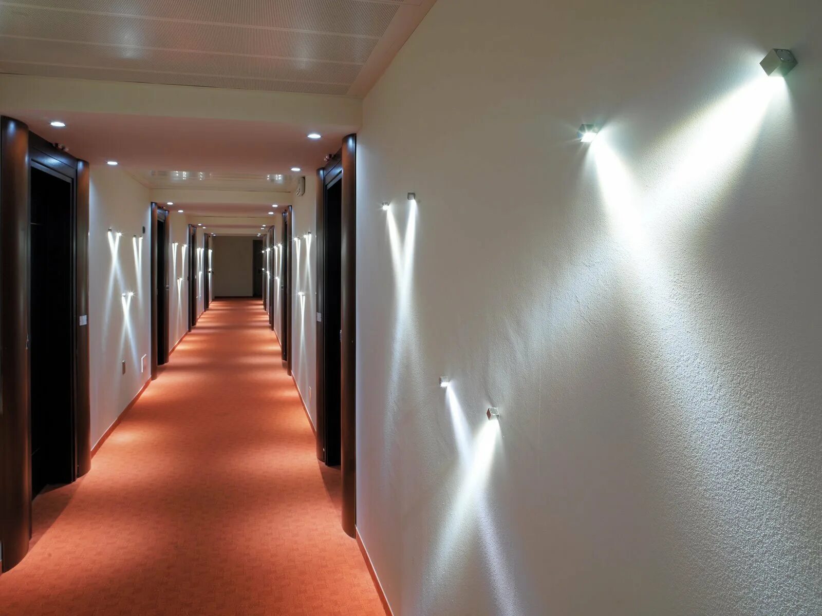 Свет яркий свет полон зал. Светильники в коридор. Освещение в коридоре. Светодиодная подсветка в коридоре. Декоративная подсветка на стену.
