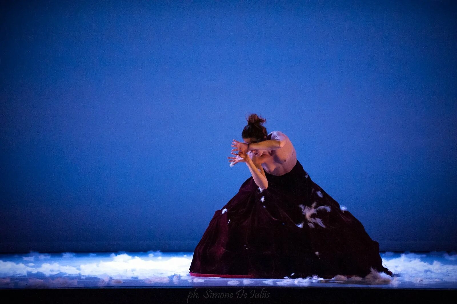 Море в театре. Девушка в синем платье танец. Сцены у моря. Танцор Темнота сцена.