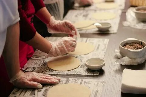 Специалисты каких производств занимаются лепкой
